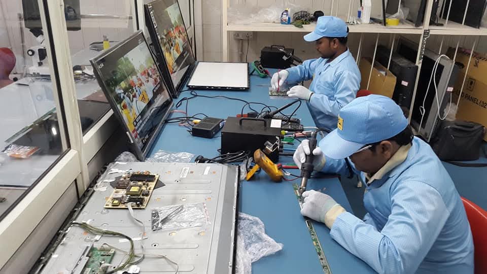 Expert TV repair technician at your doorstep